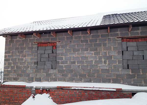 Загородный дом строится из блоков ячеистого бетона
